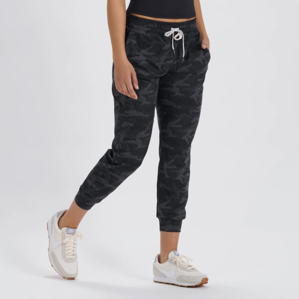 Vuori black camo performance joggers!